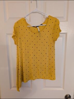 Kensie Yellow Short Sleeve Assymetrical Scoop Neck Top with Black Polka Dots